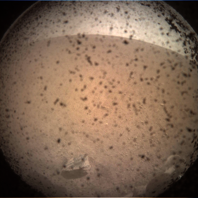 Sau 7 phút kinh hoàng, tàu thăm dò InSight của NASA đã hạ cánh thành công xuống bề mặt Sao Hỏa. Đây là hình ảnh đầu tiên nó gửi về - Ảnh 8.