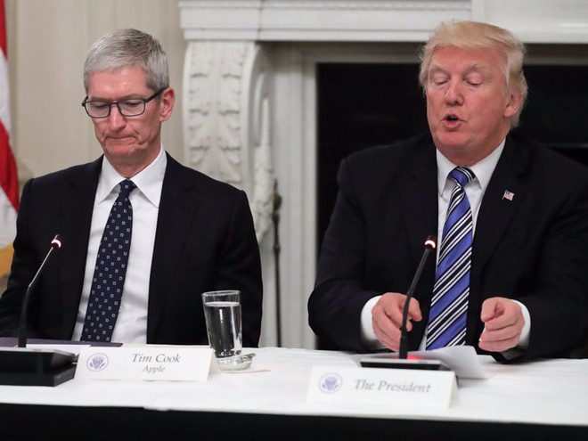 Chỉ một câu nói đe dọa của Tổng thống Donald Trump đã khiến Apple lao đao, cổ phiếu tụt dốc - Ảnh 1.