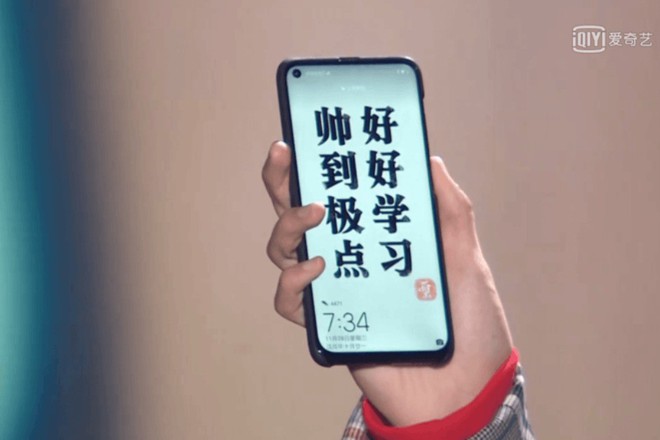 Tiếp tục lộ hình ảnh trên tay Huawei Nova 4, nốt ruồi to và “kém duyên” - Ảnh 1.