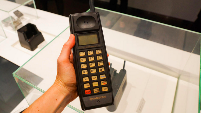 Ngược dòng thời gian: Muôn hình vạn trạng những chiếc điện thoại của Samsung trước thời kỳ smartphone - Ảnh 1.