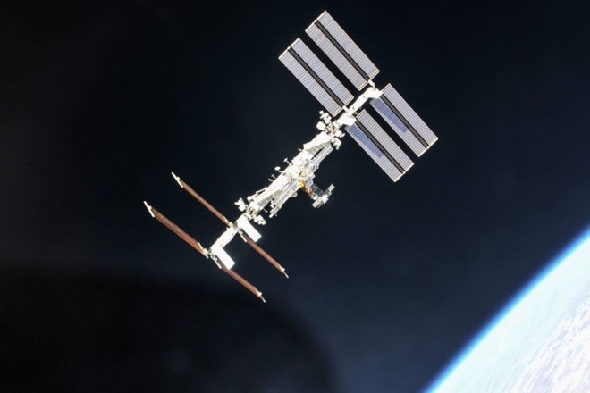 Cận cảnh cuộc sống lơ lửng bên trong trạm vũ trụ quốc tế ISS - Ảnh 2.