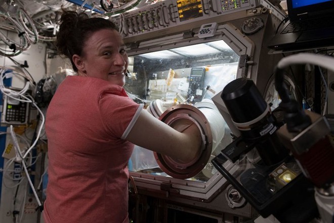 Cận cảnh cuộc sống lơ lửng bên trong trạm vũ trụ quốc tế ISS - Ảnh 11.