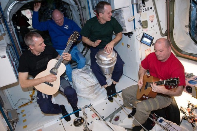 Cận cảnh cuộc sống lơ lửng bên trong trạm vũ trụ quốc tế ISS - Ảnh 13.