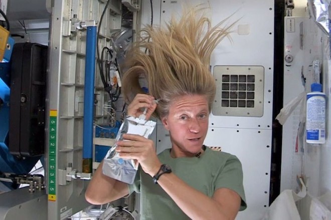Cận cảnh cuộc sống lơ lửng bên trong trạm vũ trụ quốc tế ISS - Ảnh 16.