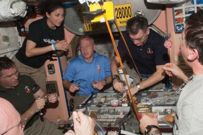 Cận cảnh cuộc sống lơ lửng bên trong trạm vũ trụ quốc tế ISS - Ảnh 17.
