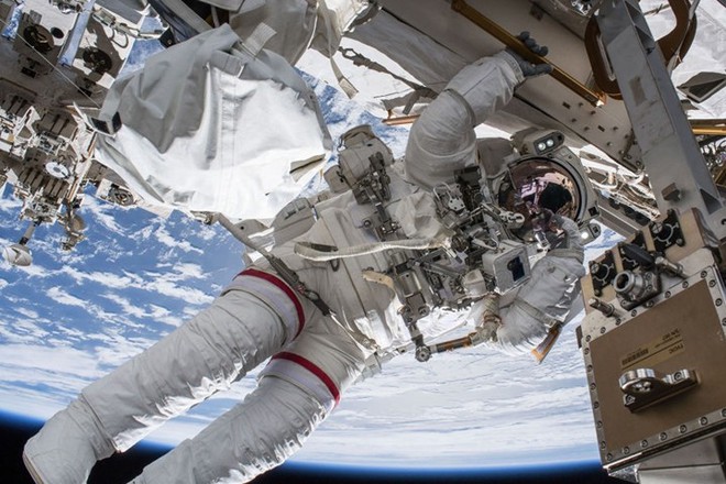 Cận cảnh cuộc sống lơ lửng bên trong trạm vũ trụ quốc tế ISS - Ảnh 4.