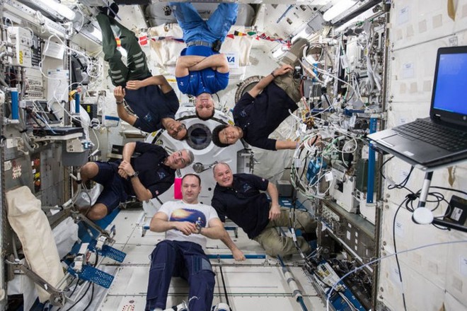 Cận cảnh cuộc sống lơ lửng bên trong trạm vũ trụ quốc tế ISS - Ảnh 7.