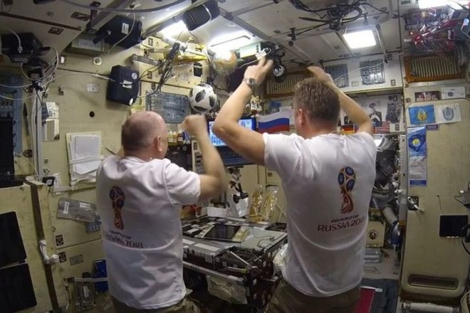 Cận cảnh cuộc sống lơ lửng bên trong trạm vũ trụ quốc tế ISS - Ảnh 10.