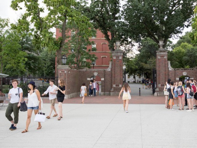 Đột nhập ký túc xá Harvard: Hóa ra sinh viên trường số 1 thế giới lại phải chịu cảnh sống chen chúc, chật chội như vậy - Ảnh 1.