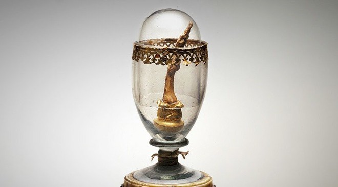 Ngón tay giữa nổi tiếng nhất, được lưu giữ như thánh tích trong bảo tàng Italy thuộc về... Galileo Galilei - Ảnh 2.