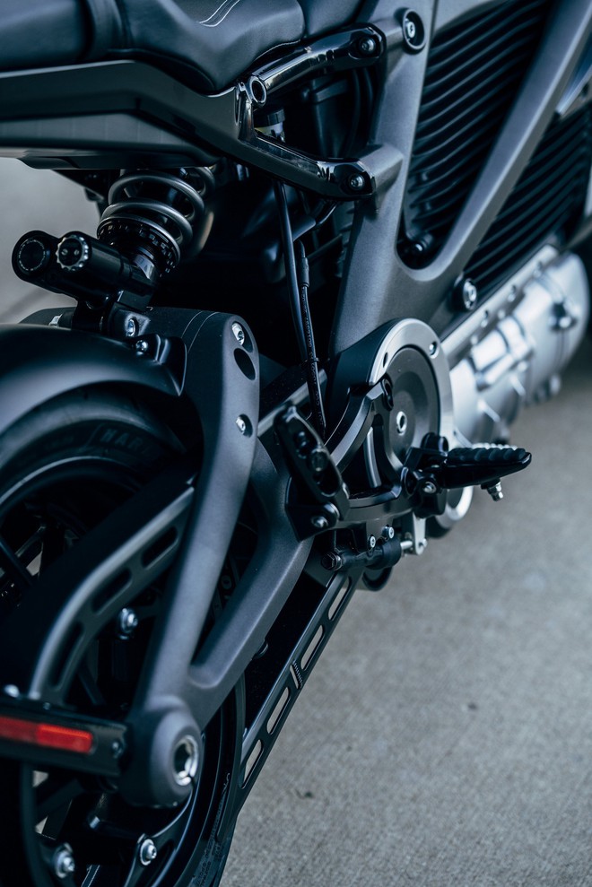 Cùng chiêm ngưỡng sự hầm hố của LiveWire - Chiếc mô tô điện đầu tiên của Harley-Davidson - Ảnh 8.