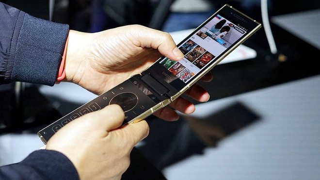 Lộ video thực tế smartphone nắp gập cao cấp W2019 của Samsung, giá bán dự kiến 2.500 USD - Ảnh 1.