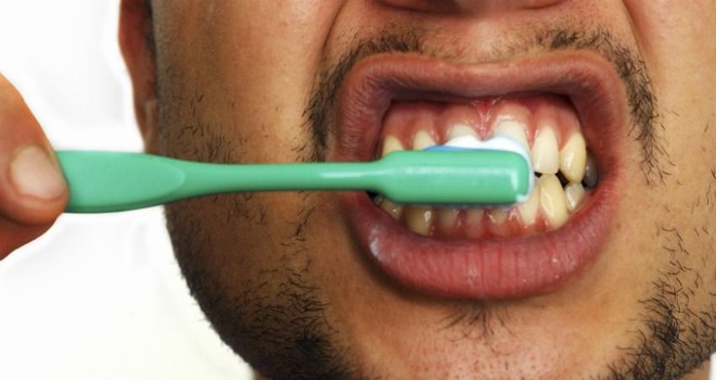 Răng của bạn có đốm trắng kỳ lạ này? Đây là lý do chúng xuất hiện - Ảnh 2.