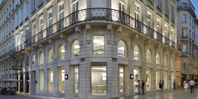 Bạo loạn tại Pháp, người biểu tình ngang nhiên vào Apple Store đập phá và đánh cắp nhiều iPhone, iPad, MacBook - Ảnh 1.