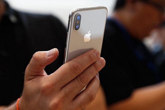 Cuộc chiến thương mại Mỹ-Trung căng thẳng tới nỗi đối tác cung ứng cho Huawei tuyên bố cấm nhân viên mua iPhone - Ảnh 1.