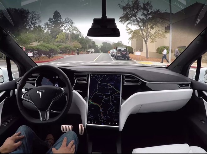 Bản thân Elon Musk tự tin tuyệt đối vào khả năng tự lái của xe Tesla, không có nghĩa tài xế nên làm vậy - Ảnh 2.