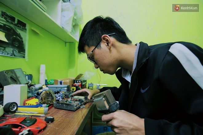 Học sinh lớp 11 Nam Định tự tay chế tạo ô tô điện sạc bằng năng lượng mặt trời: Xe lội nước thoải mái, ai cũng lái được! - Ảnh 6.