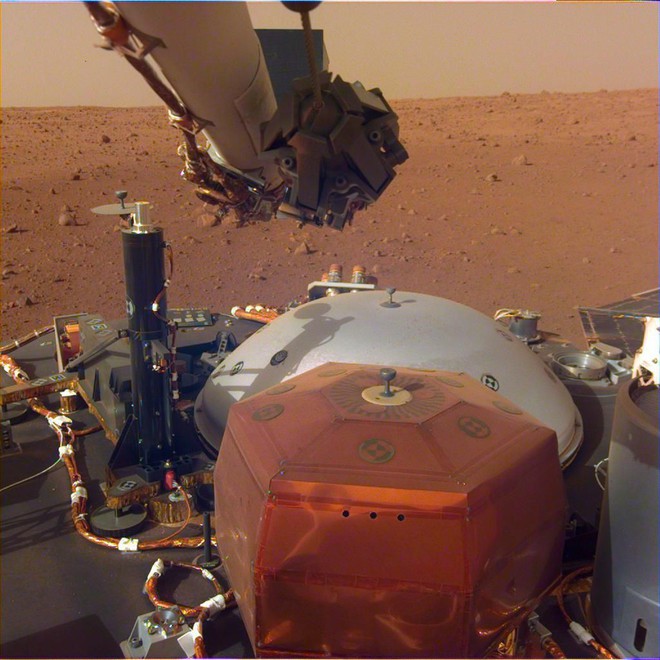 Như teen girl mới lớn, trạm thăm dò InSight chụp ảnh selfie, gửi ảnh check-in về cho NASA - Ảnh 3.