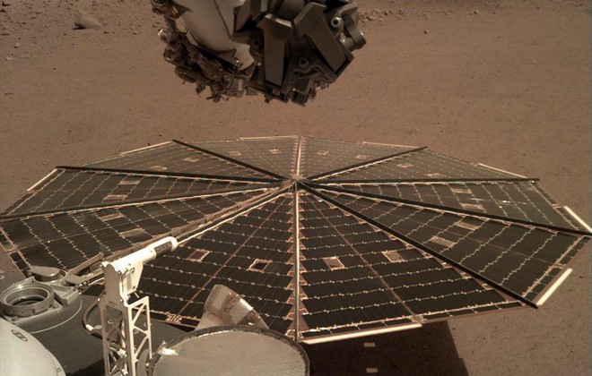 Như teen girl mới lớn, trạm thăm dò InSight chụp ảnh selfie, gửi ảnh check-in về cho NASA - Ảnh 4.