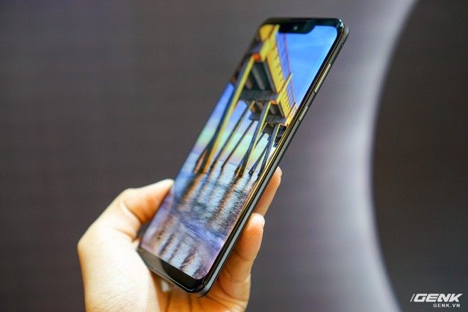 Ảnh cận cảnh điện thoại Sharp Aquos Zero tại Việt Nam: mẫu smartphone màn OLED đầu tiên của hãng, chính thức bán ra vào năm 2019 - Ảnh 3.