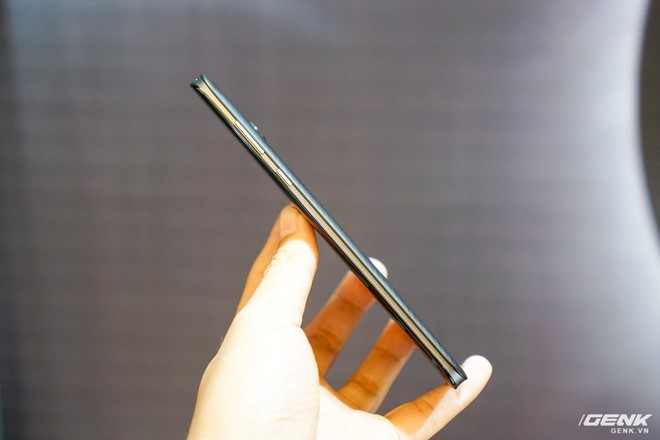 Ảnh cận cảnh điện thoại Sharp Aquos Zero tại Việt Nam: mẫu smartphone màn OLED đầu tiên của hãng, chính thức bán ra vào năm 2019 - Ảnh 4.