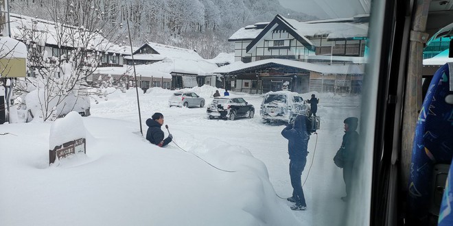 Bày trò lừa người xem rằng tuyết đã dày đến thắt lưng, nhà đài NHK của Nhật bị Internet chê cười - Ảnh 2.
