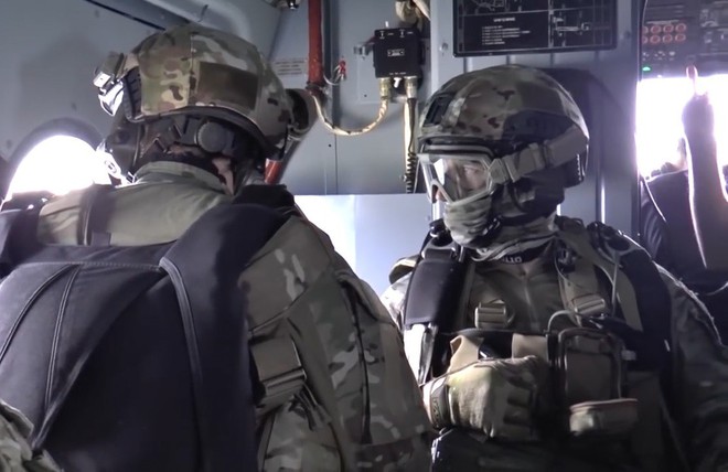 Xem đặc nhiệm Spetsnaz tập đánh chiếm tàu hàng và giàn khoan, giải cứu 150 con tin như trong game Call of Duty - Ảnh 3.