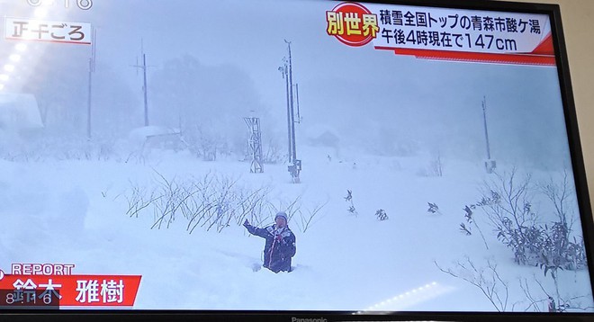 Bày trò lừa người xem rằng tuyết đã dày đến thắt lưng, nhà đài NHK của Nhật bị Internet chê cười - Ảnh 6.