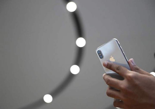 Apple cảnh báo lệnh cấm bán iPhone có thể khiến hàng triệu công nhân Trung Quốc mất việc như chơi - Ảnh 2.