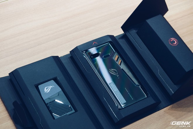 Asus ra mắt ROG Phone và loạt phụ kiện dành cho gamer tại Việt Nam, giá cao nhất gần 50 triệu đồng - Ảnh 1.