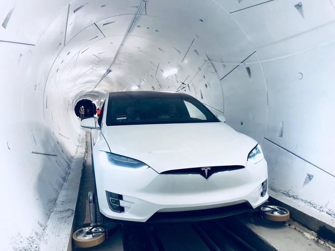 Elon Musk ra mắt đường hầm đầu tiên của Công ty Nhàm chán, đích thân ông ngồi xe Tesla đi thử - Ảnh 2.
