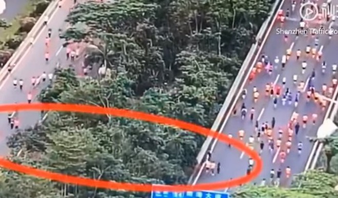 Chuyện chỉ có ở Trung Quốc: Vận động viên gian lận đường chạy marathon bằng cách chạy tắt qua dải phân cách cho nhanh - Ảnh 1.
