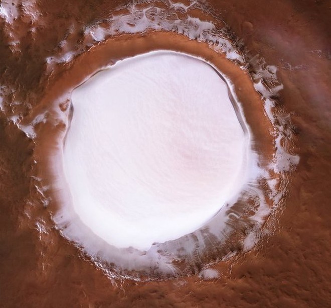Mời bạn ngắm nhìn hố thiên thạch Sao Hỏa sâu 2 km, đường kính 81,4 km, chứa đầy băng không bao giờ tan - Ảnh 1.