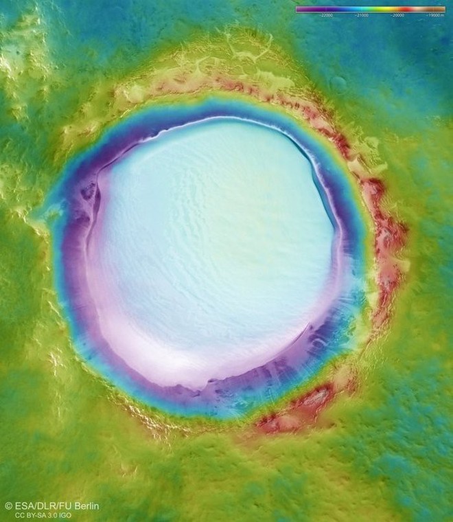 Mời bạn ngắm nhìn hố thiên thạch Sao Hỏa sâu 2 km, đường kính 81,4 km, chứa đầy băng không bao giờ tan - Ảnh 2.