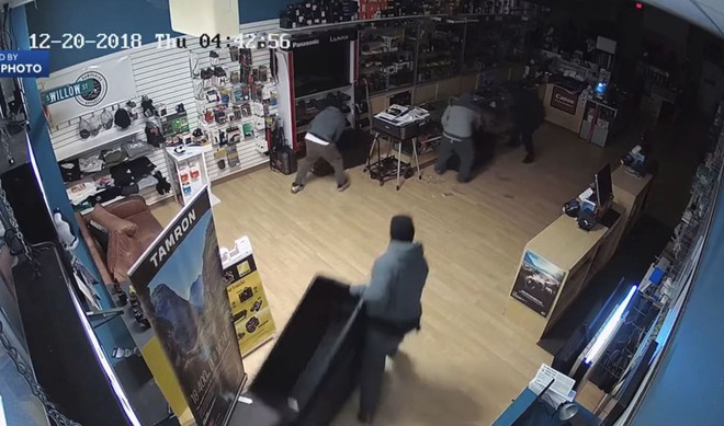 Góc siêu trộm: 4 kẻ đột nhập cửa hàng và lấy đi lô máy ảnh trị giá 50.000 USD chỉ trong 53 giây! - Ảnh 2.
