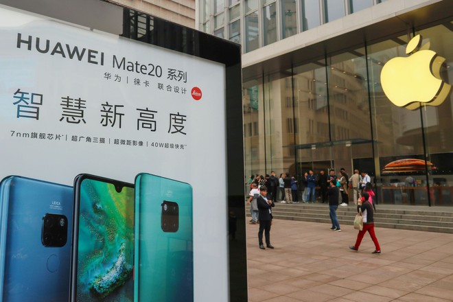 Hàng trăm công ty Trung Quốc tẩy chay Apple, tặng miễn phí smartphone Huawei, có thể sa thải nhân viên nếu sử dụng iPhone - Ảnh 1.