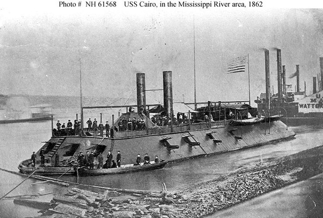 Tàu chiến Mỹ đầu tiên bị đánh đắm bởi một chiếc bình thủy tinh 19 lít - Ảnh 2.