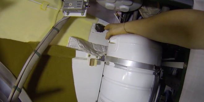 Trạm Vũ trụ Quốc tế ISS bị ai đó khoan thủng một lỗ - Ảnh 2.
