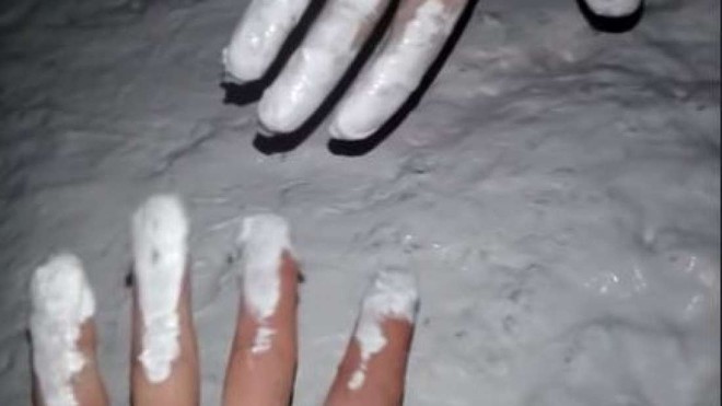 Thị trấn ở Nga dùng sơn giả tuyết trắng để che giấu màu xám do bụi than - Ảnh 2.