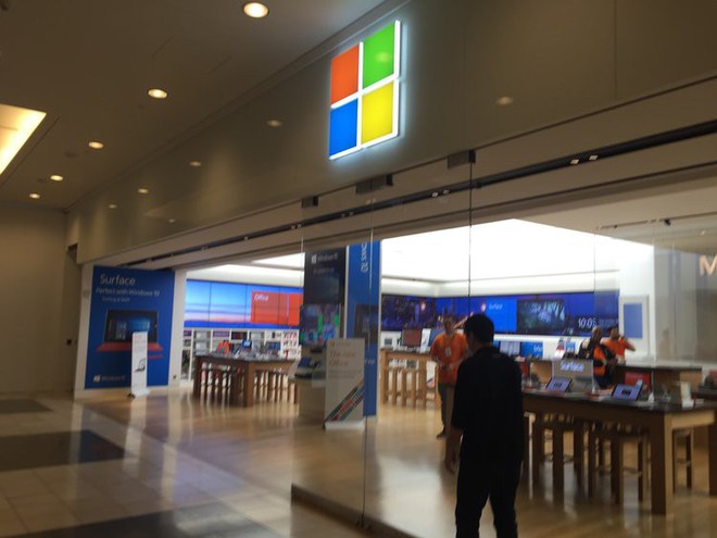 Bước vào Microsoft Store lấy cắp Surface rồi đi ra như chỗ không người, 3 tên trộm kiếm được hơn 1 tỷ đồng nhưng bị bắt vì dám quay lại để ăn trộm tiếp - Ảnh 2.