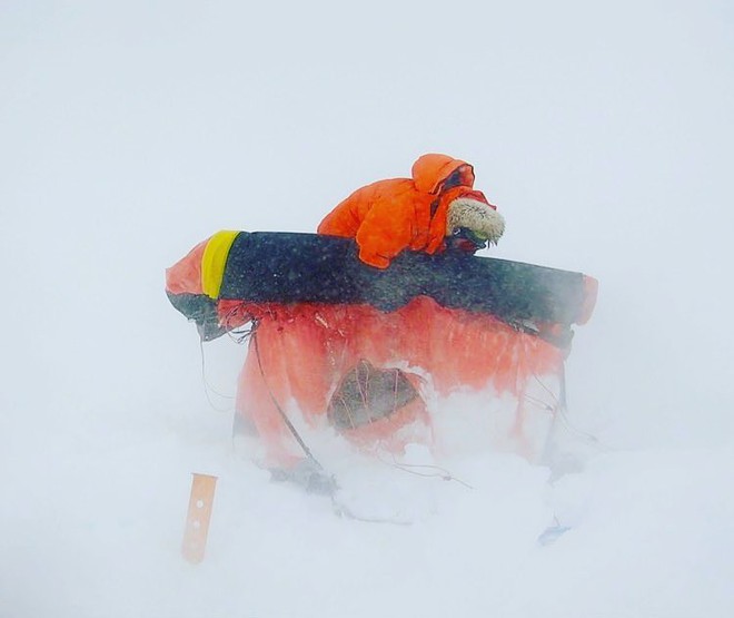 Nhà thám hiểm 33 tuổi này là người đầu tiên một mình vượt qua Nam Cực, sống nhờ thanh năng lượng và đồ ăn khô đóng băng - Ảnh 9.