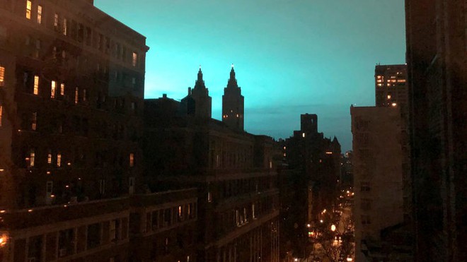 Nổ máy biến áp khiến bầu trời New York xanh rực, dân hết vía tưởng người ngoài hành tinh - Ảnh 1.