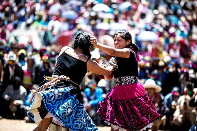 Người dân Peru đánh nhau tay bo để chào năm mới, bõ tức lại ôm nhau làm hòa - Ảnh 3.