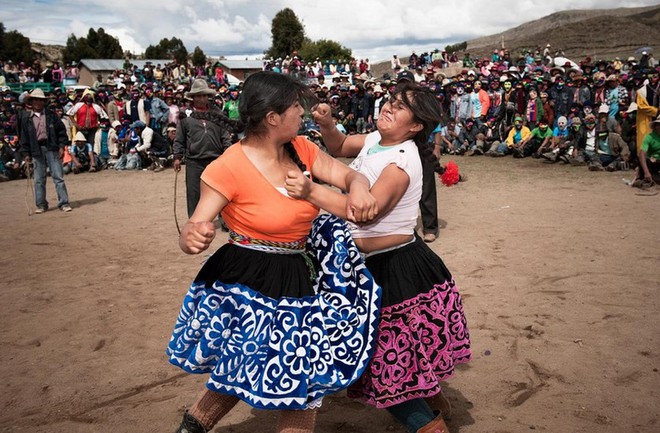 Người dân Peru đánh nhau tay bo để chào năm mới, bõ tức lại ôm nhau làm hòa - Ảnh 4.