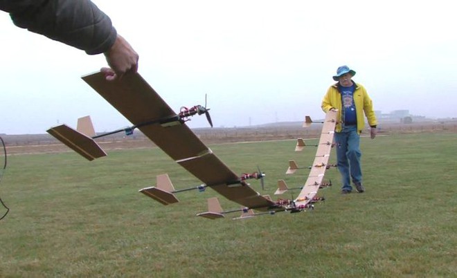 Chiếc drone với đôi cánh siêu dẻo này có thể bay lượn như loài chim ngay cả khi trời giông gió - Ảnh 1.