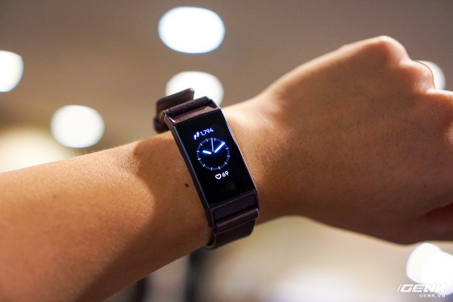 Ảnh thực tế đồng hồ thông minh Fitbit Charge 3: chịu nước 50m, pin dùng 7 ngày, giá từ 3,8 triệu - Ảnh 4.