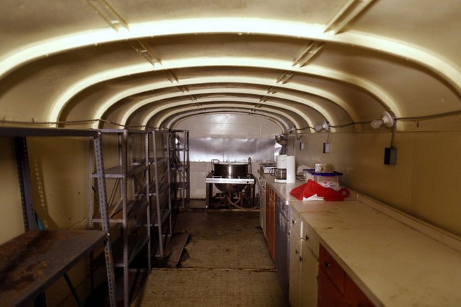 [Vietsub] Cụ ông 83 tuổi dành 50 năm để xây dựng hầm trú ẩn hạt nhân từ 42 chiếc xe buýt - Ảnh 3.