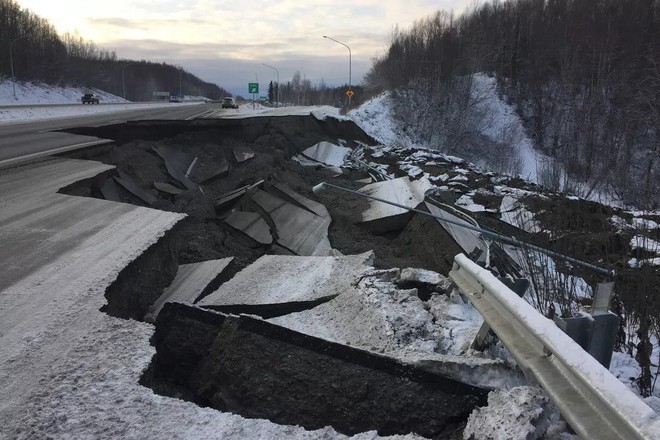Alaska đã làm thế nào để sửa những con đường hư hại do động đất chỉ trong vài ngày? - Ảnh 1.