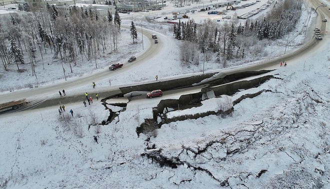 Alaska đã làm thế nào để sửa những con đường hư hại do động đất chỉ trong vài ngày? - Ảnh 2.