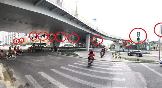 Trung Quốc: Người dân hoang mang vì ngã tư này có tới... 37 cột đèn giao thông - Ảnh 2.